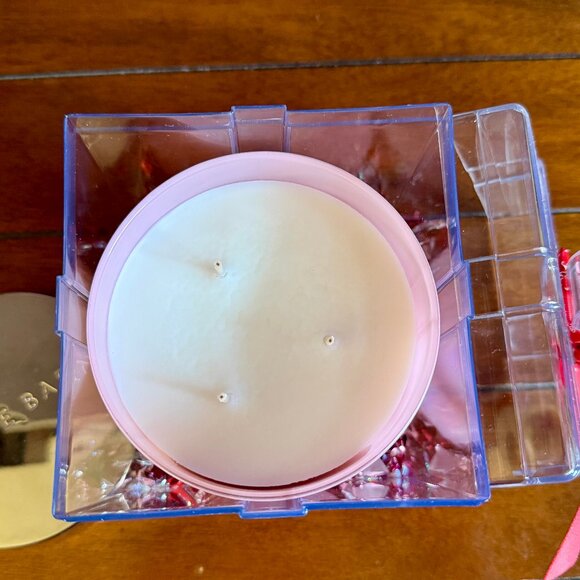 NEW 2-Pc CRUSHED CANDY CANE 3-Wick 14.5oz Candle Bath & Body Works - Picture 2 of 4